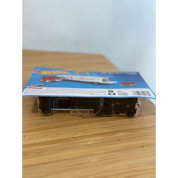 Hot Wheels Target Delivery Truck with Shopping Cart 1:64 - Picture 7 of 7